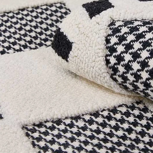 Houndstooth Check Diamond 2'3 x 3'9 Rug